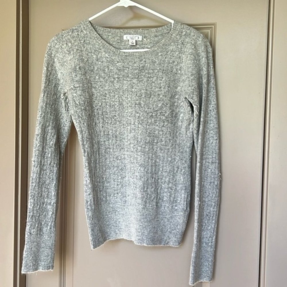 Cute grey crewneck sweater, angora blend, women’s sz L, cable knit detail